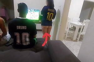 tive que fazer sexo com buddy associate with do meu marido por causa de uma aposta, mas fiquei com tesão e acabei fazendo DP com os dois