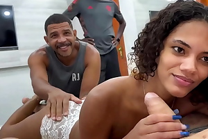 Corno teve que chamar os amigos pra foder o cu da namorada novinha em seu lugar por que ela queria anal mas ele tem nojo de cu