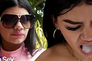 Teen colombiana no le gusta el semen y se lo termina tragando con asco