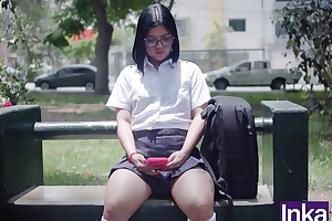 Tímida colegiala de 18 años culona hardly any va a clases y es pillada por desconocido de verga enorme.