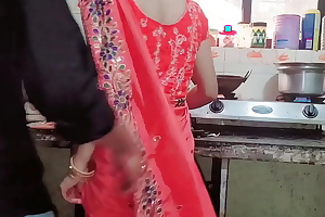 भाभी किचन में क्या कर रही हो मुझे चोदना है आप चोदने दोगे क्या