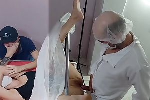 Corno leva esposa no ginecologista safado