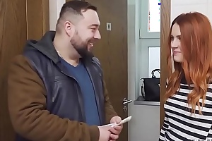 HUNT4K. Acheter la femme d'un inconnu au lowly commercial