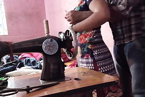 देसी भाभी को सिलाई करते समय अंकल ने चोदा