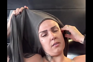 Fui treinar na academia não percebi que estava só de sutiã por baixo ! Os marombas passava e ficava olhando eu fiquei com muito tesão e toda molhada e minha calça branca molhadinha na buceta!