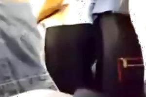 turk kizinin poposuna otobuste dayiyor