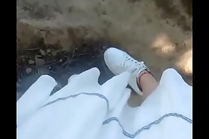 超大胆户外啪女王『美娜』勾搭骚男公园长凳口交 欲火焚身钻小树林全程站炮无套后入 爆精内射