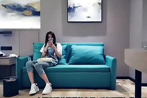 探花牛仔背带裤长相甜美美女，沙发脱衣调情再到床上玩，苗条身材舔弄扛退猛操