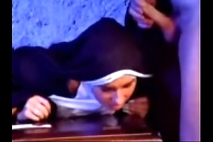 Checks dwindle versaute nonne 1