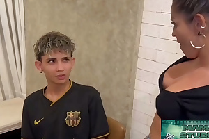 Madrasta Safada Fode com Enteado e pede pra não Contar pro Pai!