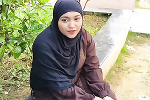 Poor Muslim Hijab Girl Paise Ke Liye Porn Video lead to Se Chud gyi, Alfresco Garden Sex in Hindi